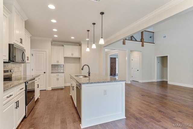 79 Birchwood Ln, Wetumpka, AL 36093 - kitchen featuring stainless steel appliances, crown molding, decorative backsplash, white cabinets, and an island with sink