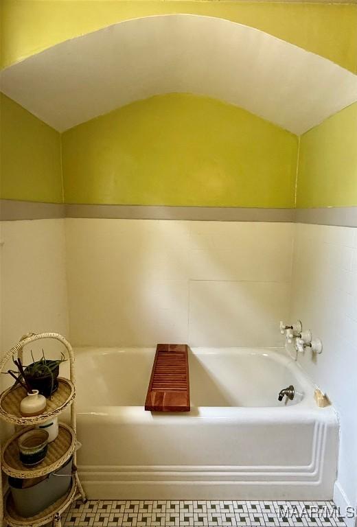 3319 Lexington Rd, Montgomery, AL 36106 - bathroom featuring a bath and vaulted ceiling