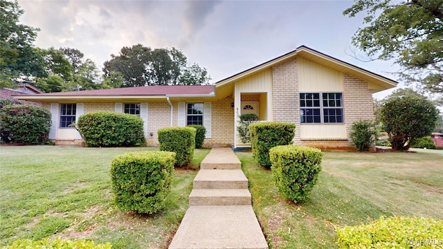 461 Glade Park Dr, Montgomery, AL 36109 - view of front facade featuring brick siding and a front yard
