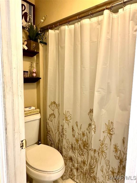 4525 Lisa Ct, Montgomery, AL 36106 - full bathroom featuring curtained shower