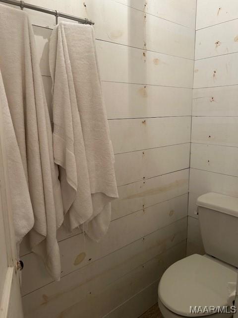 124 Reid Cir, Deatsville, AL 36022 - bathroom featuring toilet