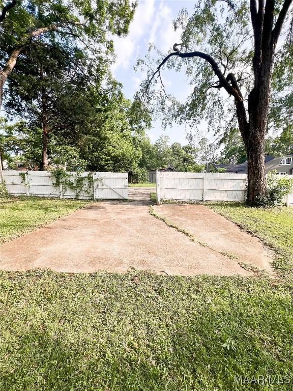 3155 Wilmington Rd, Montgomery, AL 36105 - view of yard with a gate