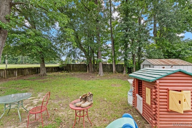 1018 Austin St, Wetumpka, AL 36092 - fenced backyard with an outbuilding