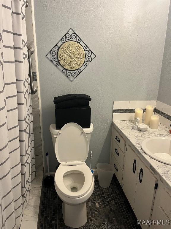 2607 Pine Tree Cir, Selma, AL 36701 - full bath featuring a textured wall, vanity, and a shower with shower curtain