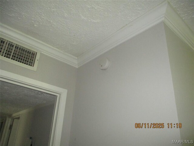 398 Birch Ave, Selma, AL 36701 - detailed view of a textured ceiling and a smoke detector