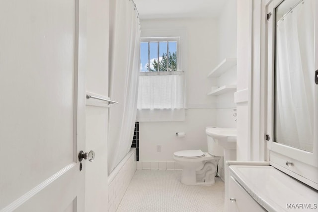 610 Ponce De Leon Ave, Montgomery, AL 36106 - full bath featuring tile patterned flooring, vanity, and shower / tub combo with curtain
