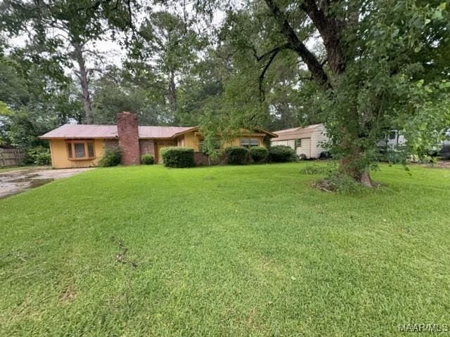 2711 Gwynnbrook Rd, Montgomery, AL 36116 - ranch-style house with a chimney and a front yard
