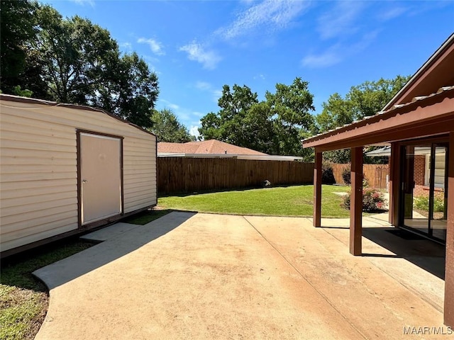 3551 Dalraida Pkwy, Montgomery, AL 36109 - fenced backyard featuring a patio and a storage shed