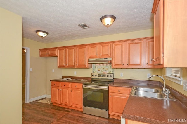134 Taylor Hill Dr, Wetumpka, AL 36092 - kitchen featuring stainless steel electric range, under cabinet range hood, dark countertops, dark wood-style flooring, and a textured ceiling