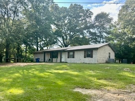 174 Weldon Rd, Tallassee, AL 36078 - view of front facade featuring a front yard and stone siding