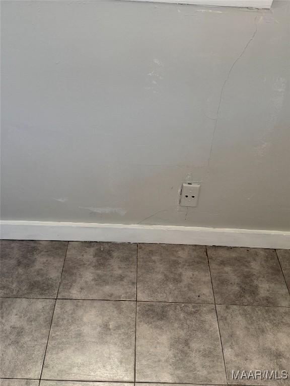 3902 Wesley Dr, Montgomery, AL 36111 - detailed view of baseboards
