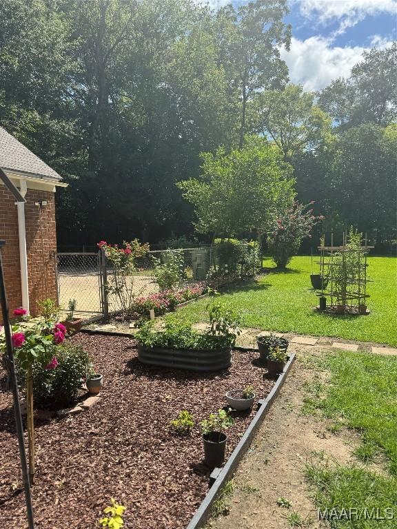 3549 Audubon Rd, Montgomery, AL 36111 - view of yard featuring a garden