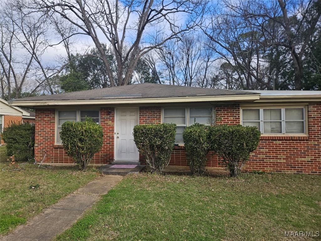 1827 Austin St, Montgomery, AL 36110 - view of front of property featuring brick siding and a front yard