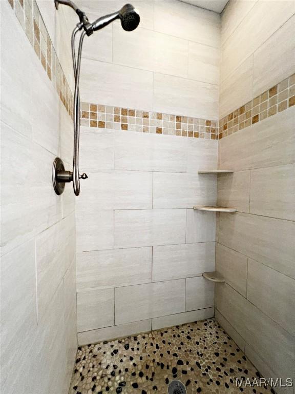 267 River Birch Cir, Wetumpka, AL 36093 - bathroom featuring a tile shower
