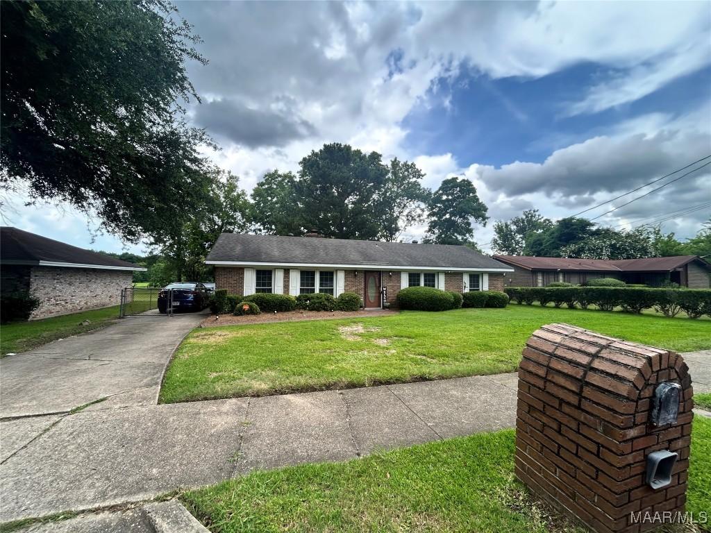 260 Smallbrook Dr, Montgomery, AL 36116 - ranch-style house featuring a front lawn and driveway