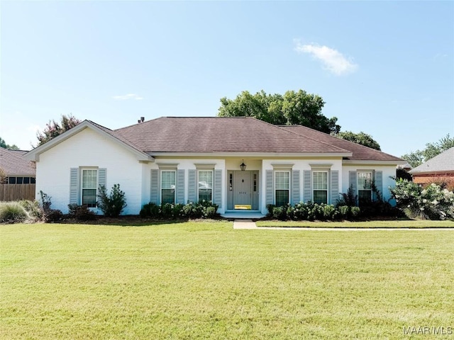 8524 Plantation Ridge Rd, Montgomery, AL 36116 - ranch-style home with a front yard and roof with shingles