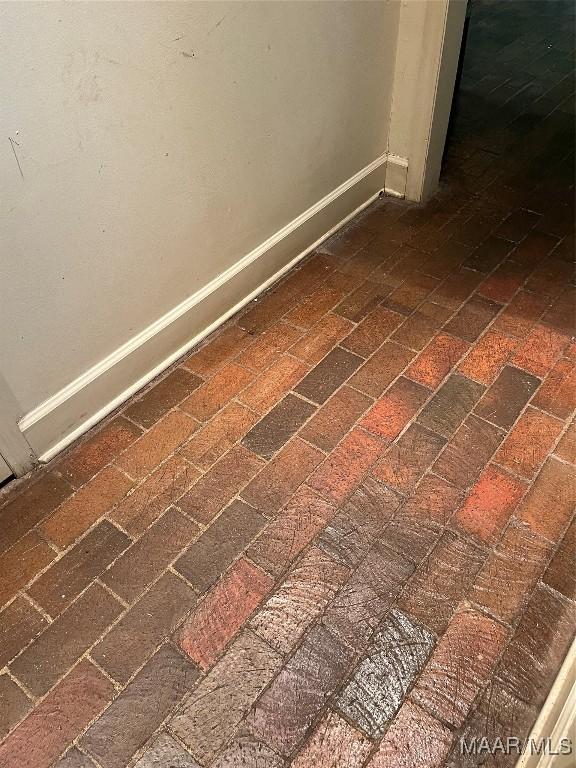 1682 Landline Rd, Selma, AL 36701 - detailed view of baseboards