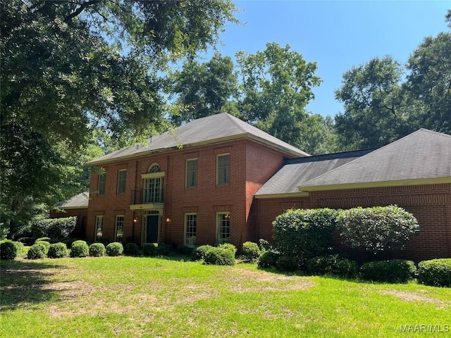 1682 Landline Rd, Selma, AL 36701 - colonial-style house with a front lawn and brick siding