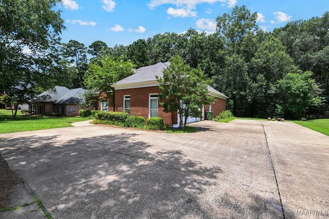 7930 Mossy Oak Dr, Montgomery, AL 36117 - view of front of property featuring brick siding, driveway, and a front lawn