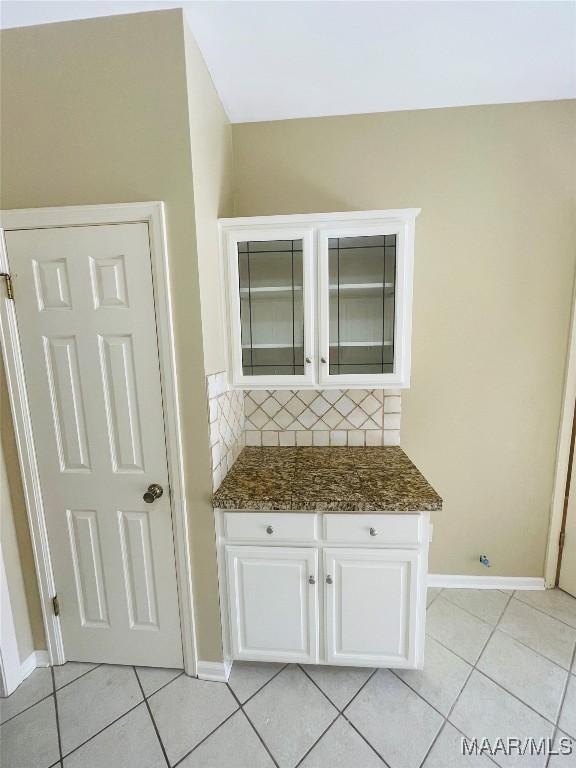 1604 Salisbury Dr, Montgomery, AL 36117 - detailed view of baseboards and tasteful backsplash