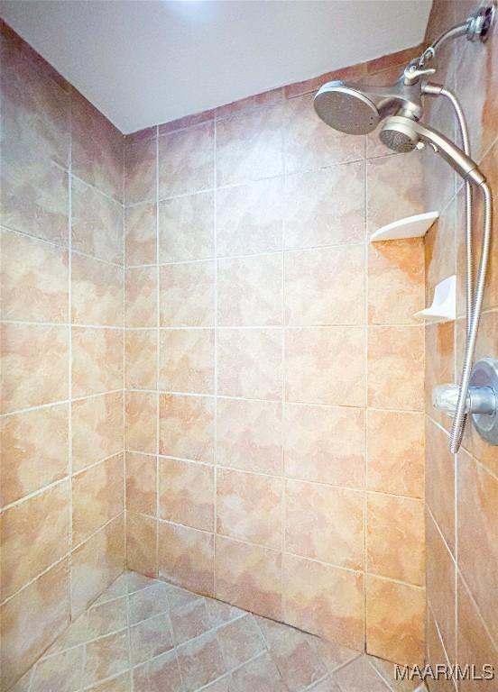 9642 Greythorne Way, Montgomery, AL 36117 - bathroom featuring a tile shower