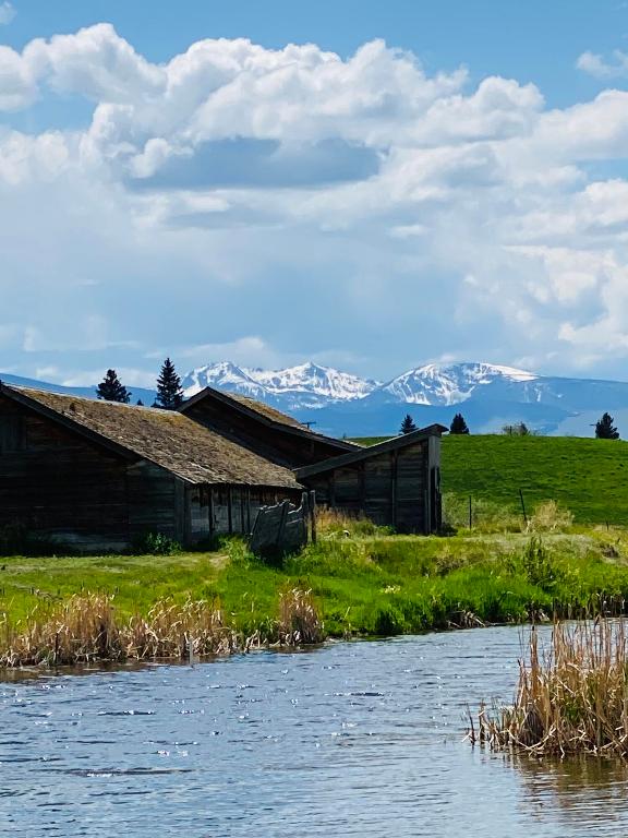 water view featuring a mountain view