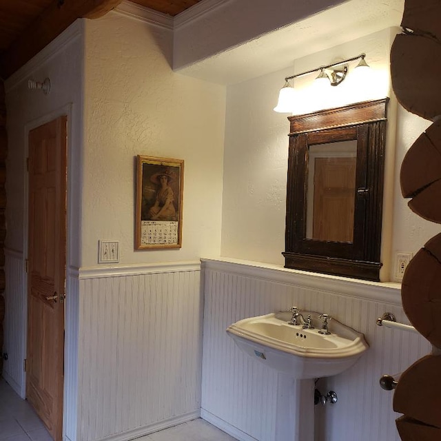 bathroom featuring crown molding