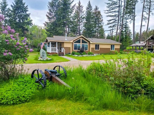 view of front of property with a front yard