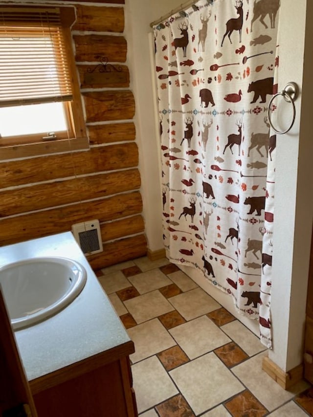 bathroom featuring a shower with curtain and vanity