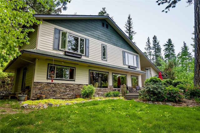 view of front of property featuring a front yard