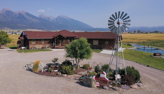 view of front of home with a front lawn and a mountain view