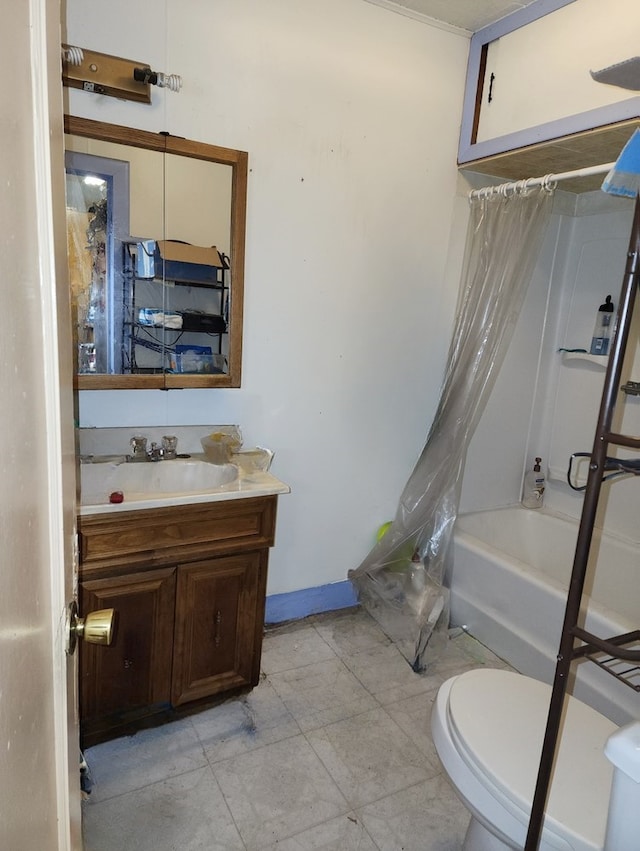 full bathroom featuring shower / tub combo with curtain, vanity, and toilet