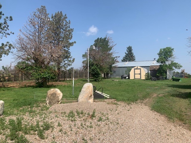 view of yard featuring an outdoor structure