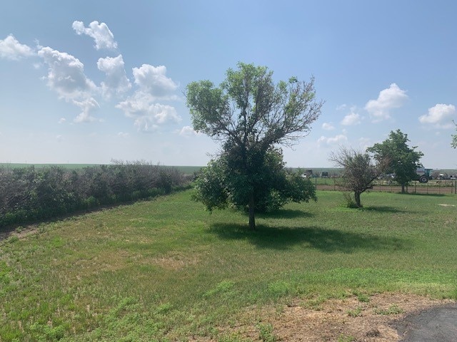 view of yard featuring a rural view