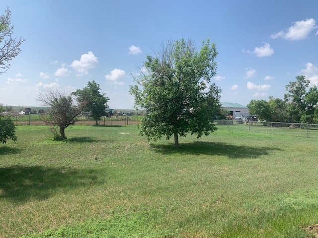 view of yard featuring a rural view