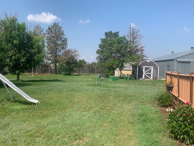 view of yard featuring a storage shed