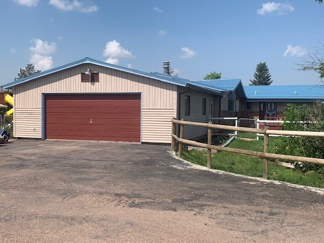 view of front facade featuring a garage