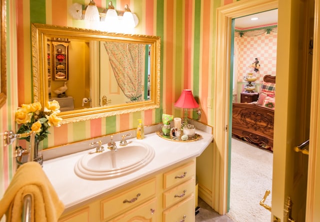 bathroom featuring oversized vanity