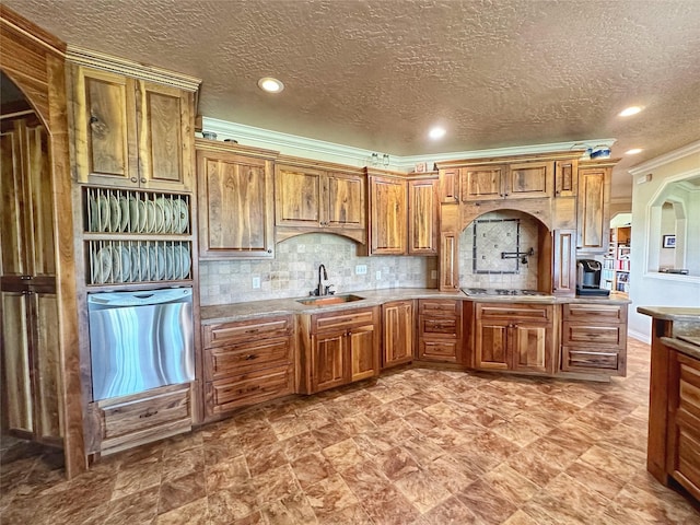 kitchen featuring sink, stainless steel gas cooktop, crown molding, a textured ceiling, and decorative backsplash