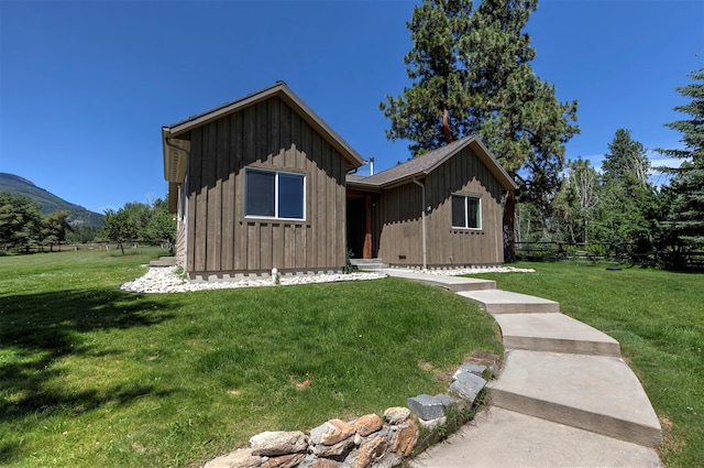 view of front of home featuring a front lawn