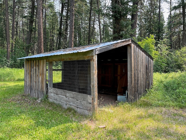 view of outdoor structure with a yard