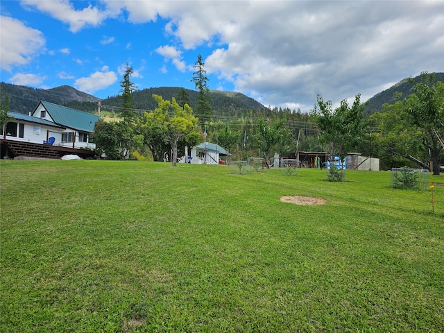 view of yard with a mountain view