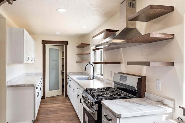 kitchen with sink, gas range, white cabinets, a textured ceiling, and dark hardwood / wood-style flooring