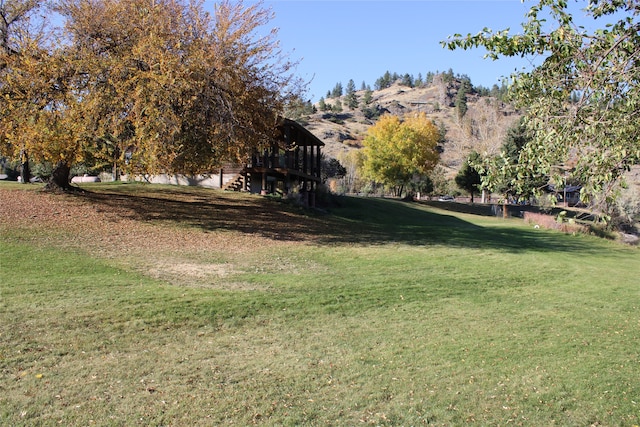 view of yard with a mountain view