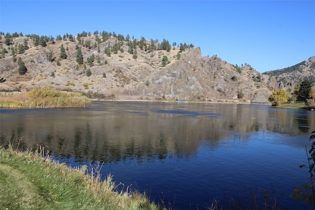 water view featuring a mountain view