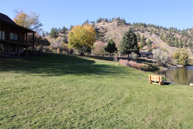 view of yard featuring a water and mountain view