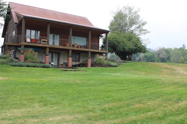 view of side of property featuring a lawn