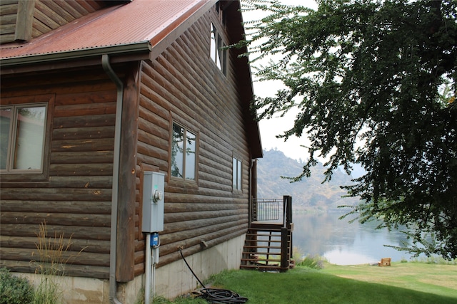 view of yard featuring a water and mountain view