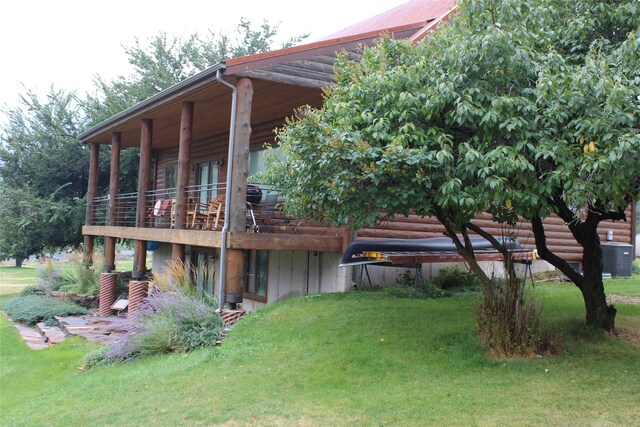 view of yard featuring a mountain view