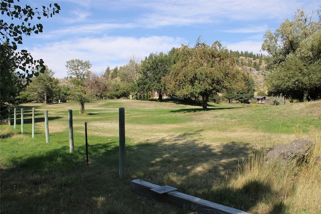 view of yard featuring a rural view